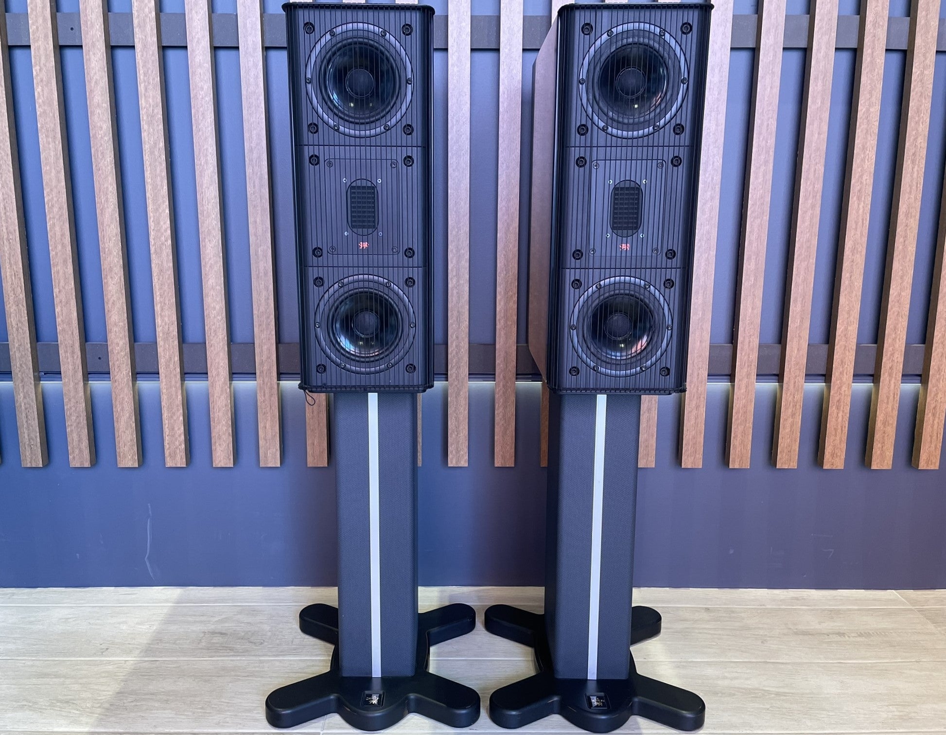 Gryphon Mojo Bookshelf Speakers with Stands - Consignment