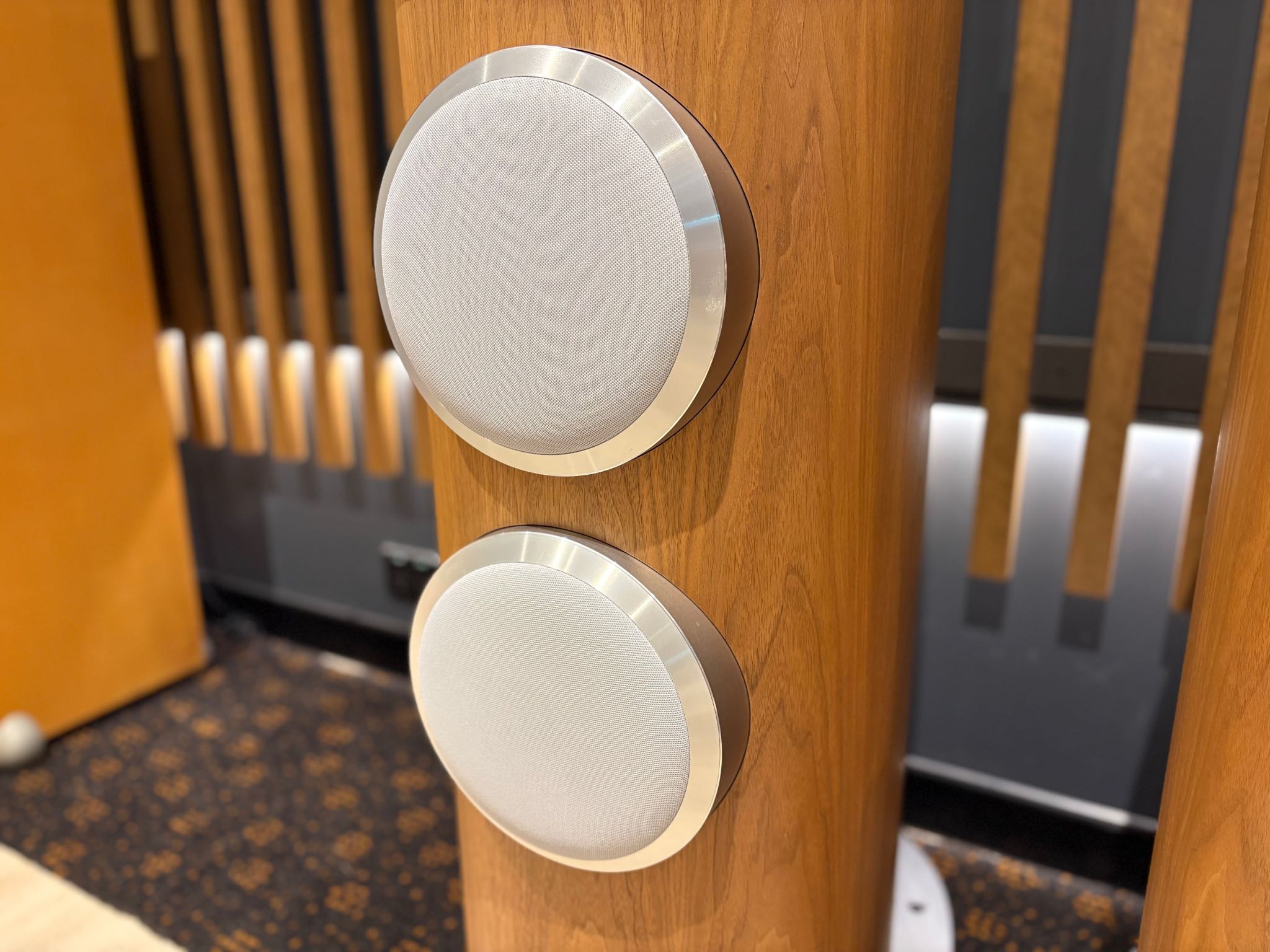 Bowers and Wilkins 802 D4 Floorstanding Speakers - Consignment