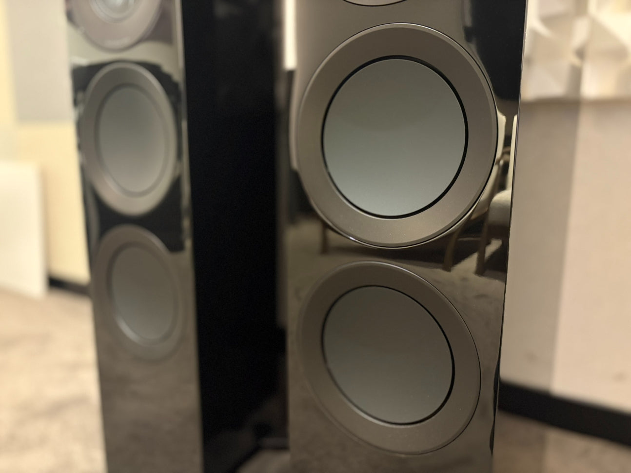 KEF R11 Floorstanding Speakers (Non-Meta), Gloss Black / Grey Drivers - Consignment