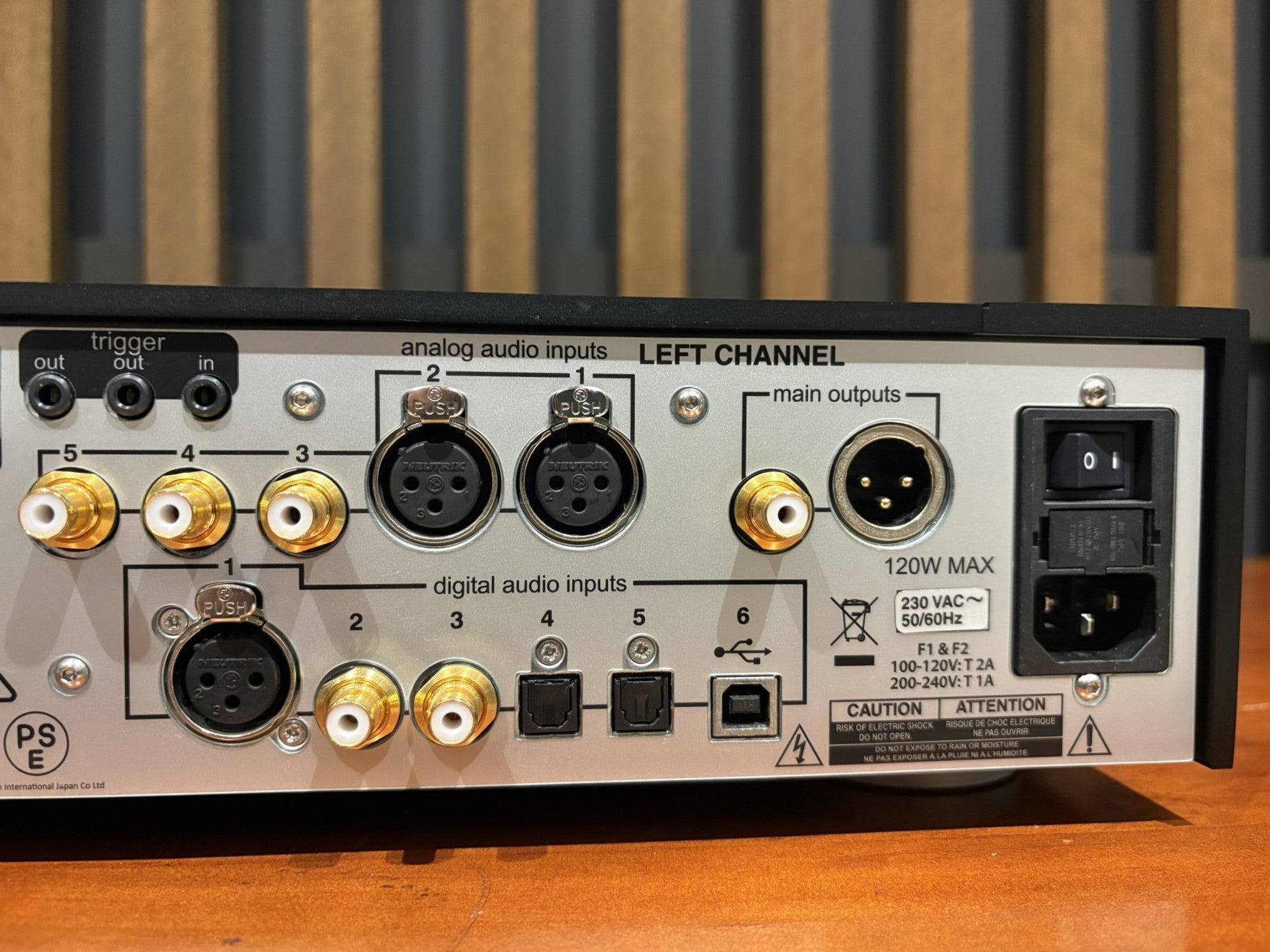 Mark Levinson No.526 Preamplifier with Phonostage and DAC - As Traded