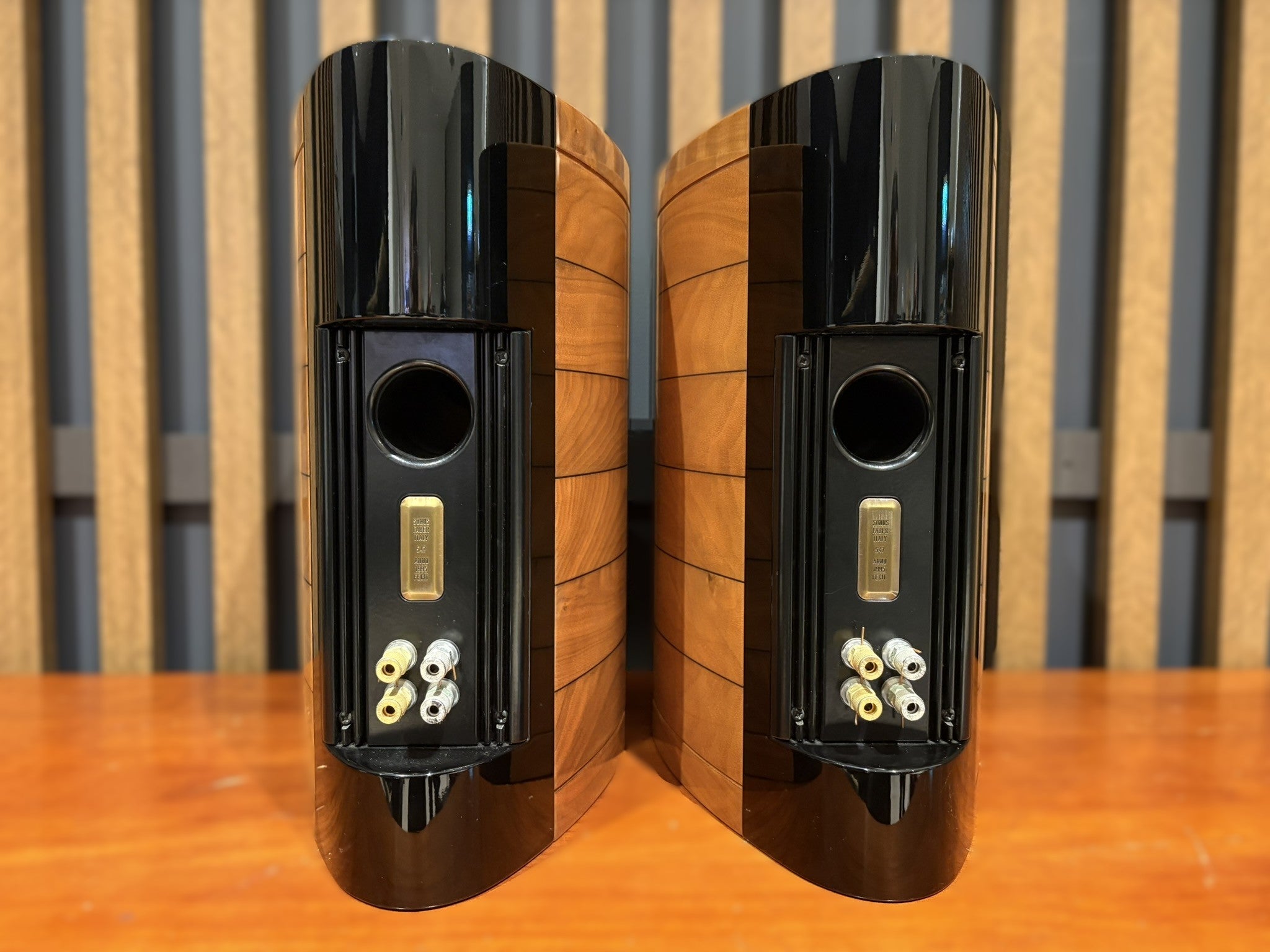 Sonus Faber Guarneri Homage Bookshelf Speakers - Consignment