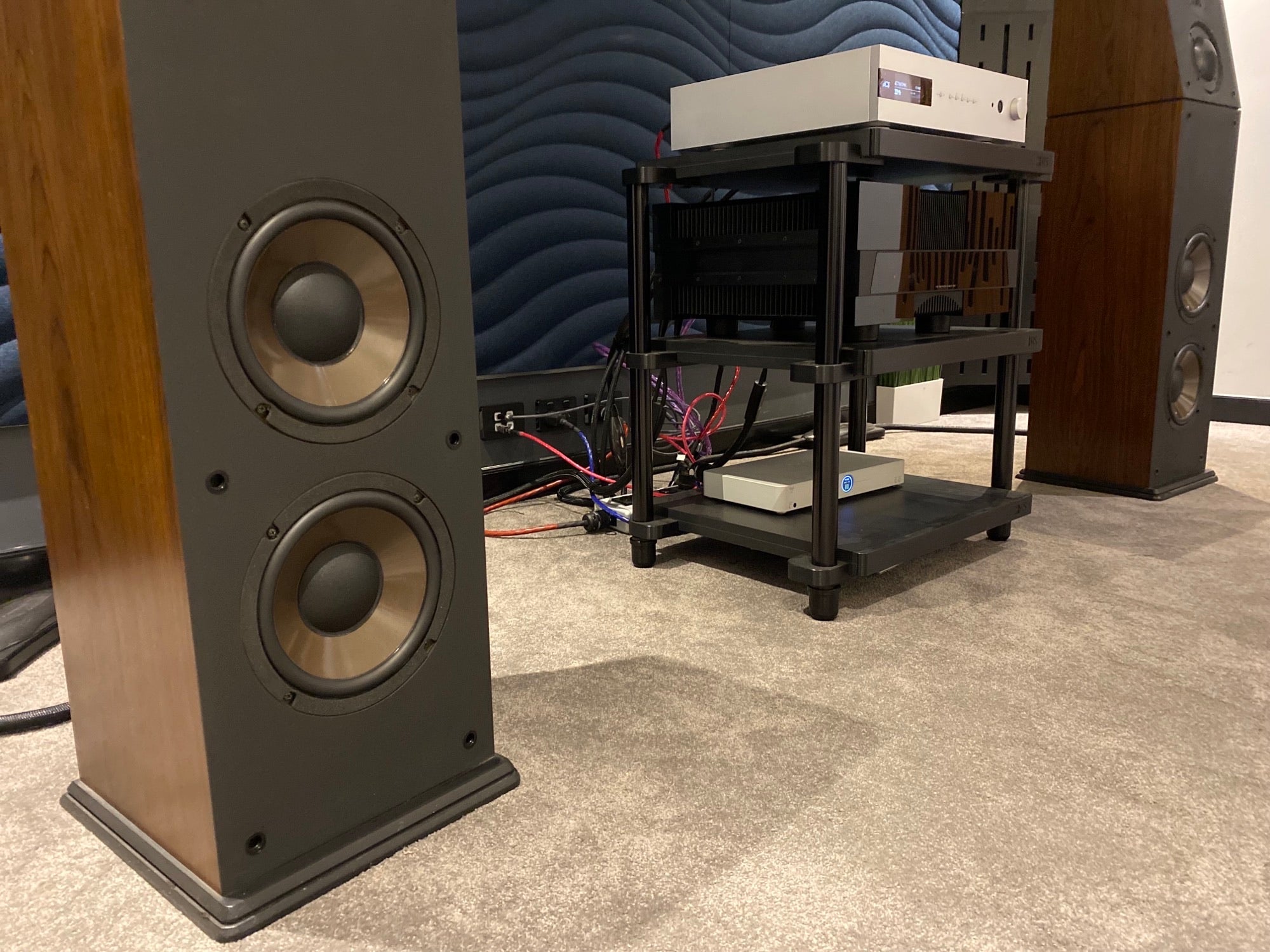 Genesis 400 Series Floorstanding Speakers - Consignment