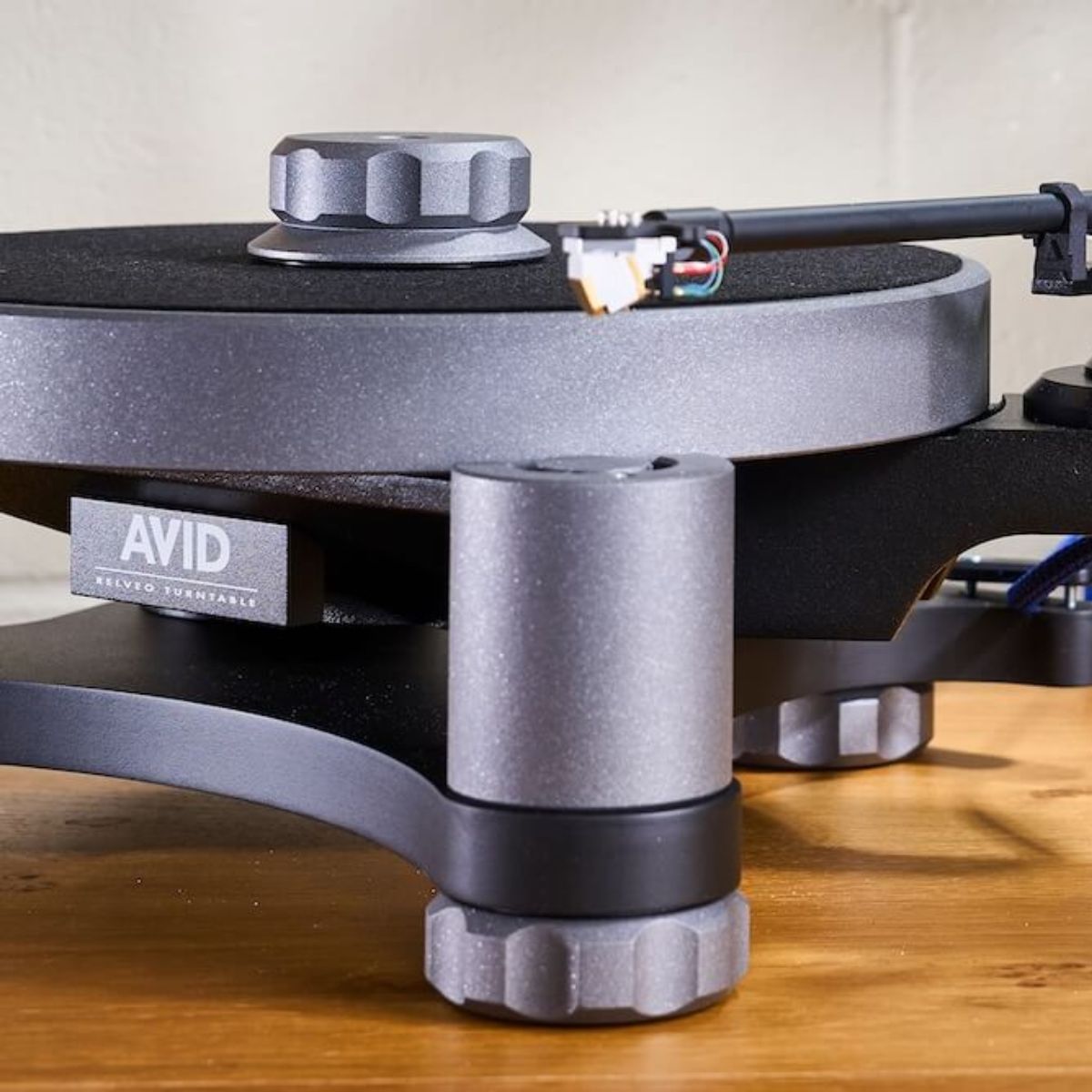 avid-hifi-relveo-turntable-front-zoom