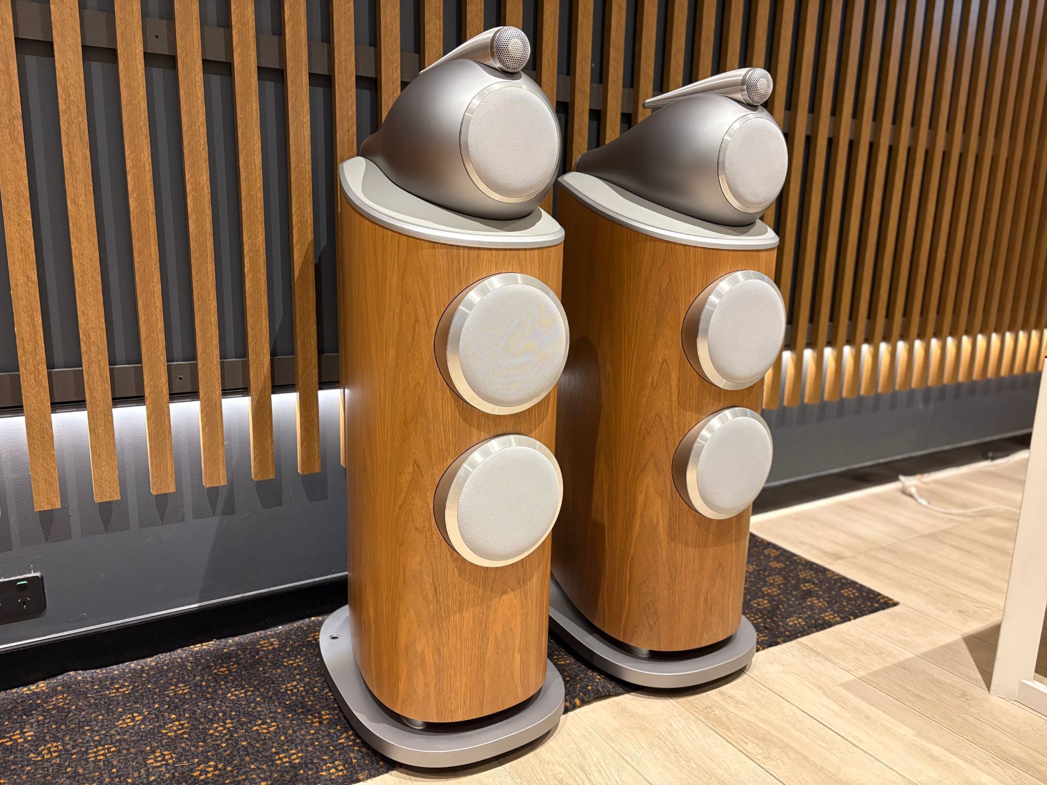 Bowers and Wilkins 802 D4 Floorstanding Speakers - Consignment