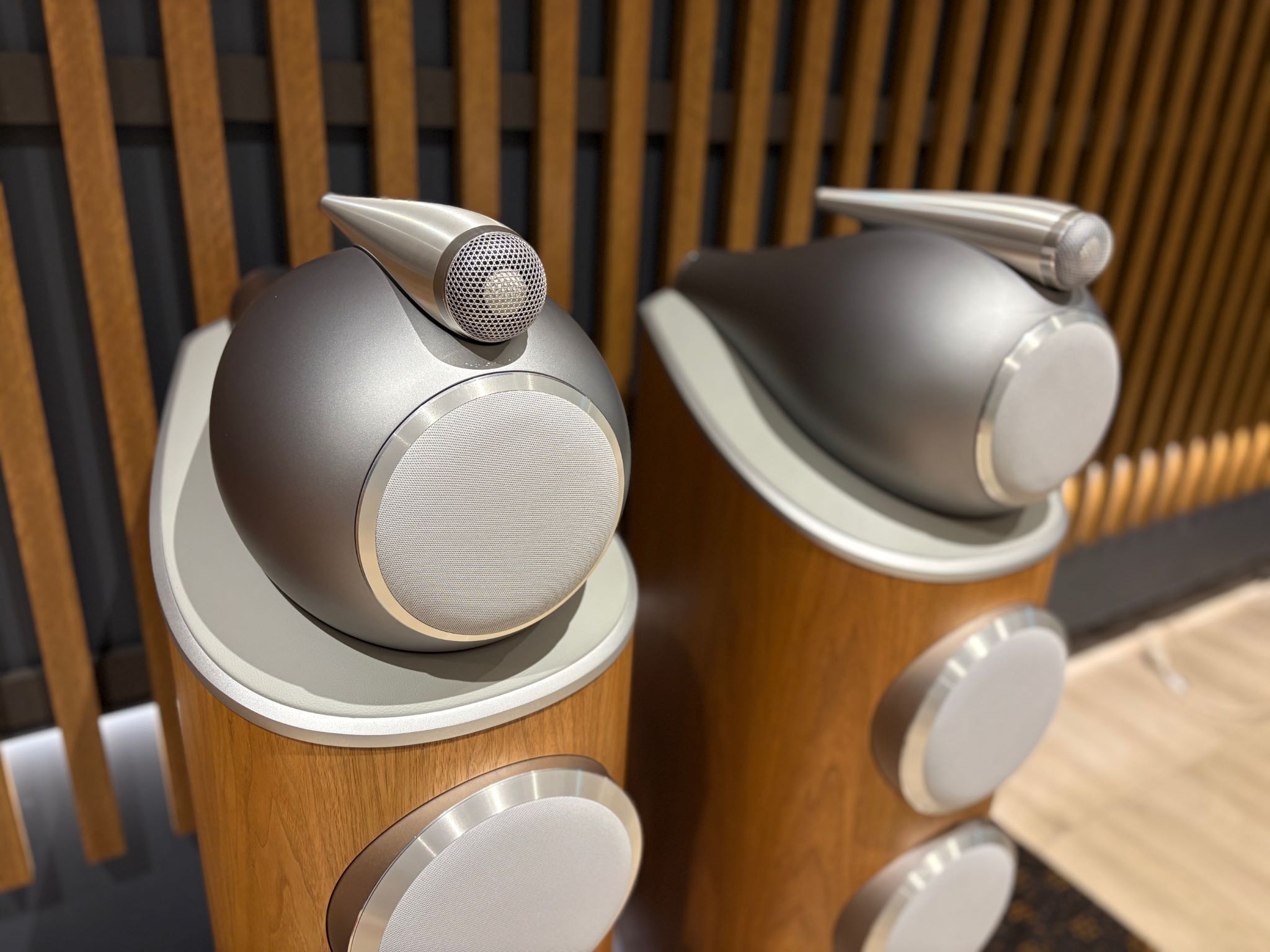 Bowers and Wilkins 802 D4 Floorstanding Speakers - Consignment