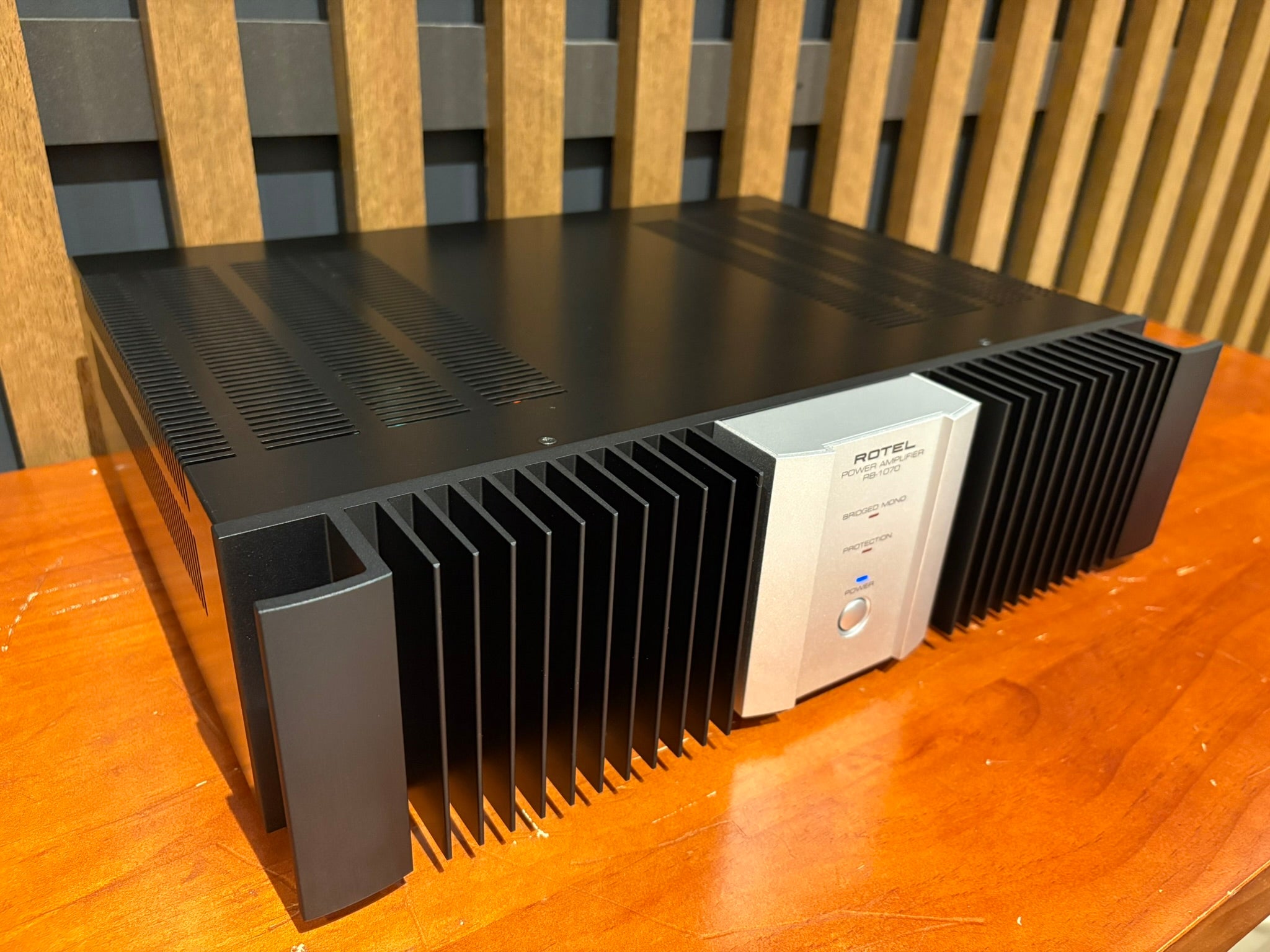 Rotel RB-1070 Stereo Power Amplifier, Silver - Consignment